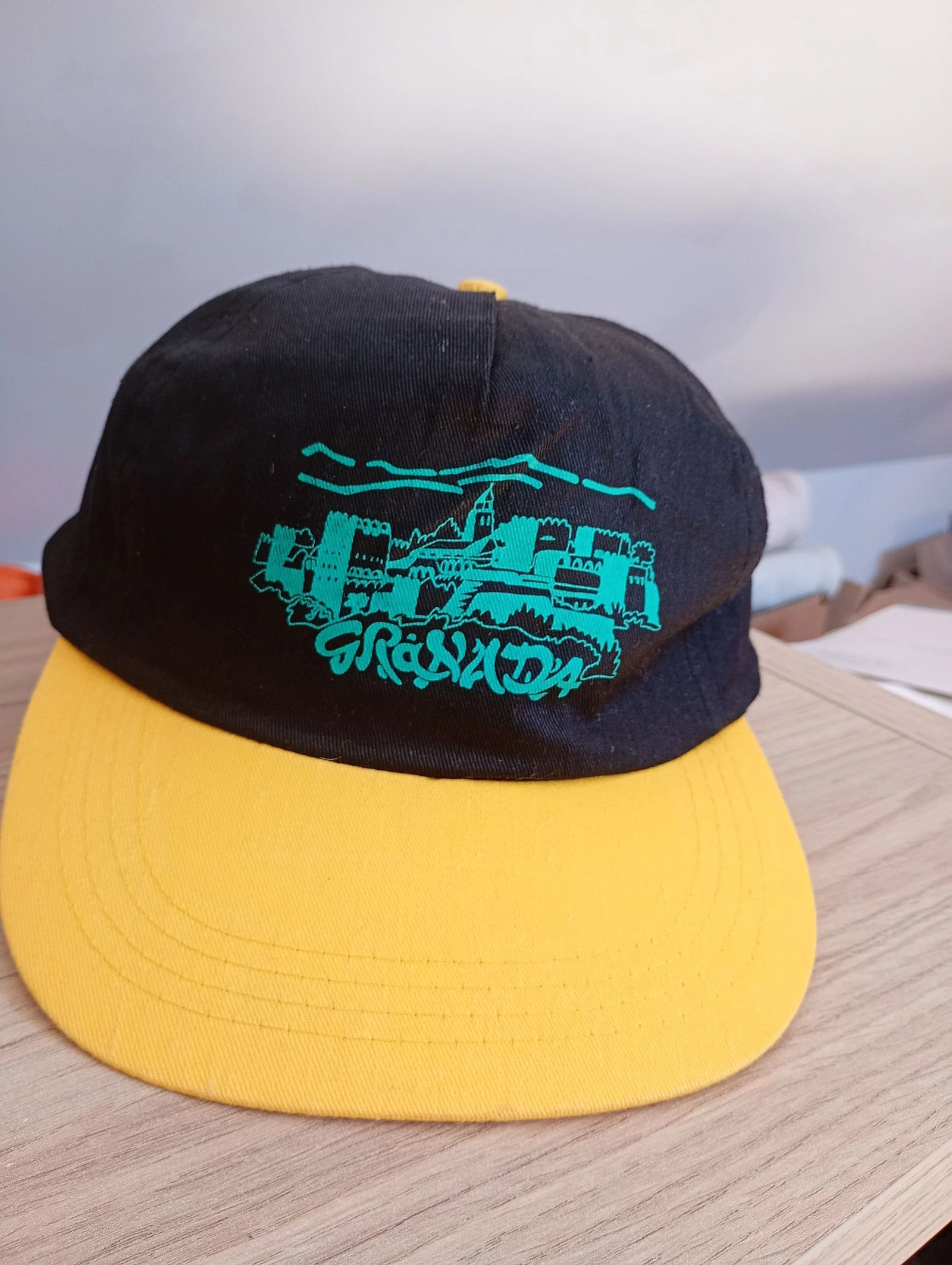 Casquette vintage années 90 snapback noir et jaune 